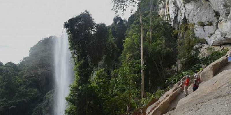 Papan Petunjuk Menuju Air Terjun Batang Kapas